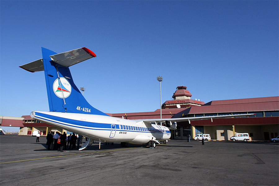 Самолет компании Azerbaijan Airlines в аэропорту им. Гейдара Алиева в Баку. © Nazim Askerov/Wikipedia