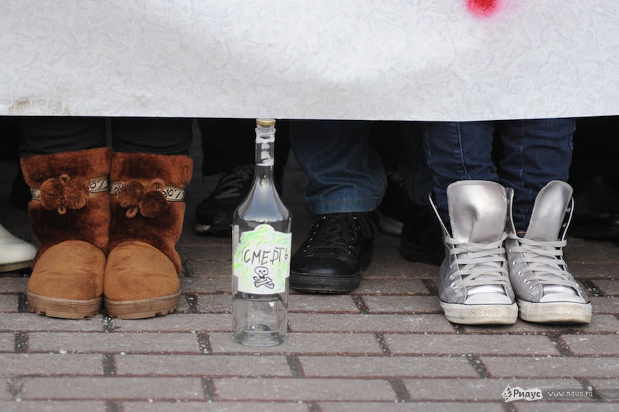 Участники молодежного движения «Россия молодая» на акции «Хватить кормить нас отравой!». © Антон Белицкий/Ridus.ru