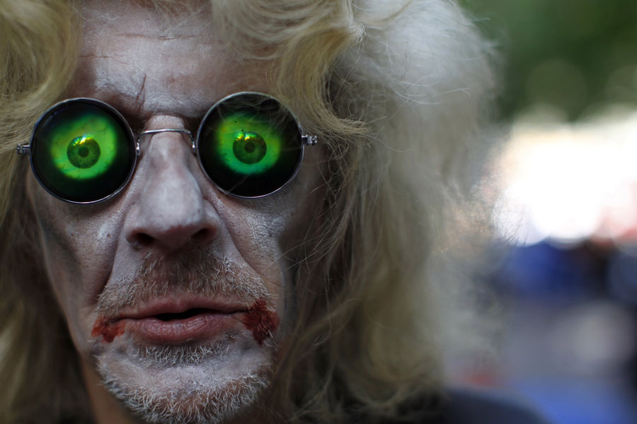 Участник антикорпоративного марша зомби в Нью-Йорке. © MIKE SEGAR/Reuters
