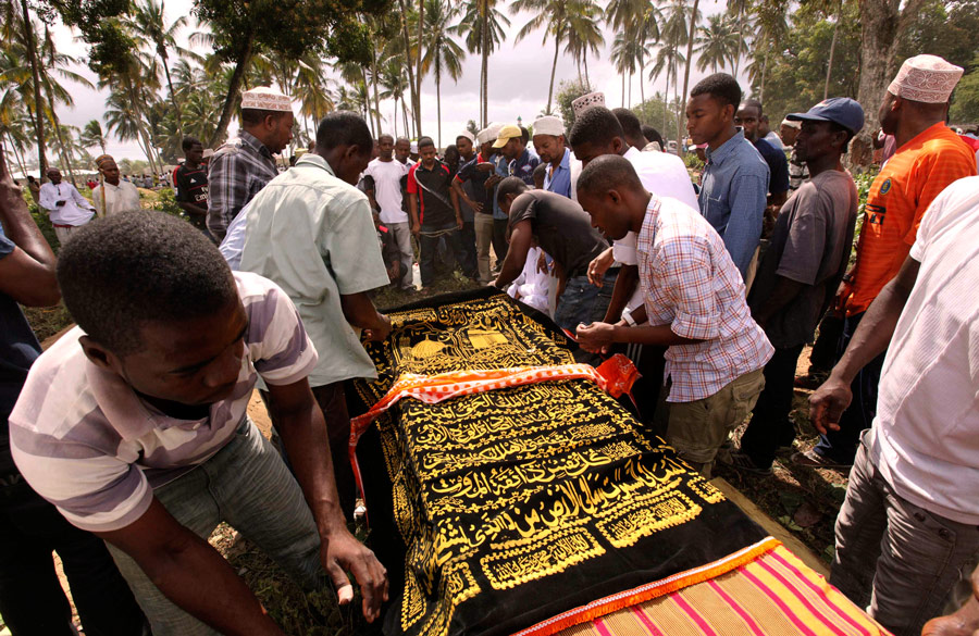Родственники хоронят погибших. © Reuters / THOMAS MUKOYA
