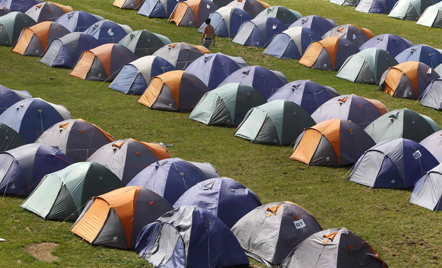 Палаточный лагерь для приезжих любителей пива на мюнхенском ипподроме. © Reuters/Michaela Rehle