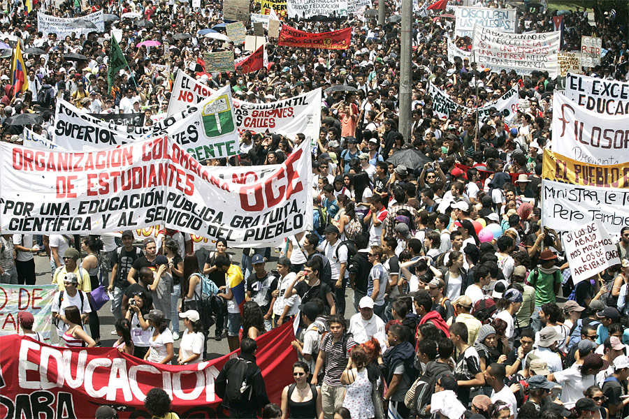 Колумбийские студенты протестуют против платного образования. © Albeiro Lopera/Reuters