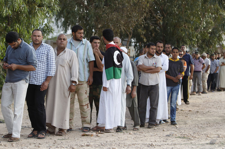 Желающие посмотреть на тело Каддафи выстроились в очередь. © SAAD SHALASH/Reuters
