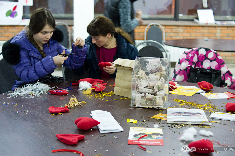 Благотворительный мастер-класс по изготовлению мягких елочных игрушек © Екатерина Бычкова/Ridus.ru