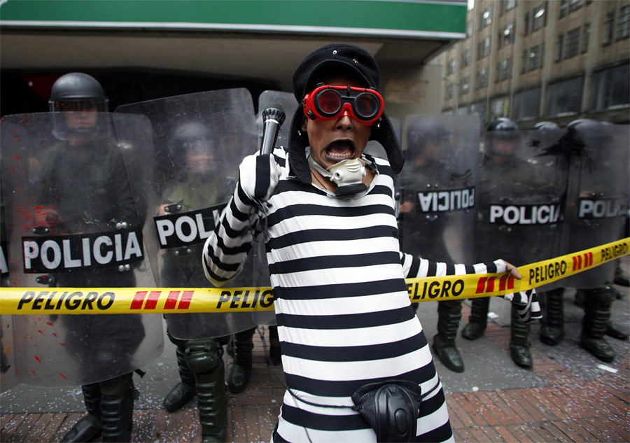 Колумбийские студенты протестуют против платного образования. © John Vizcaino/Reuters