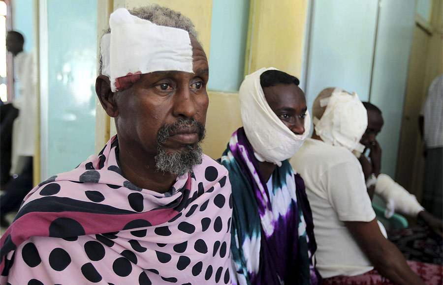 Пострадавшие от взрыва в госпитале Могадишо. © Feisal Omar/Reuters