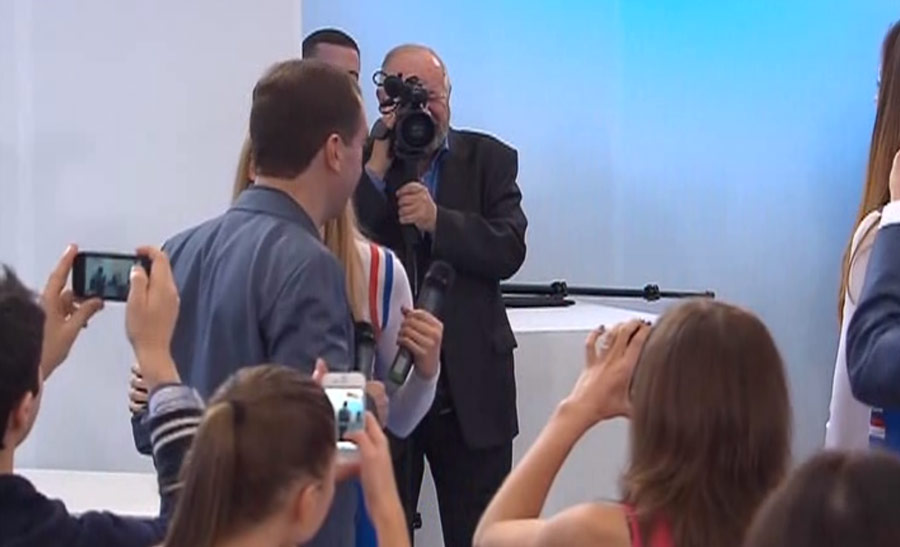 Активистки группы «Medvedev girls» целуют президента