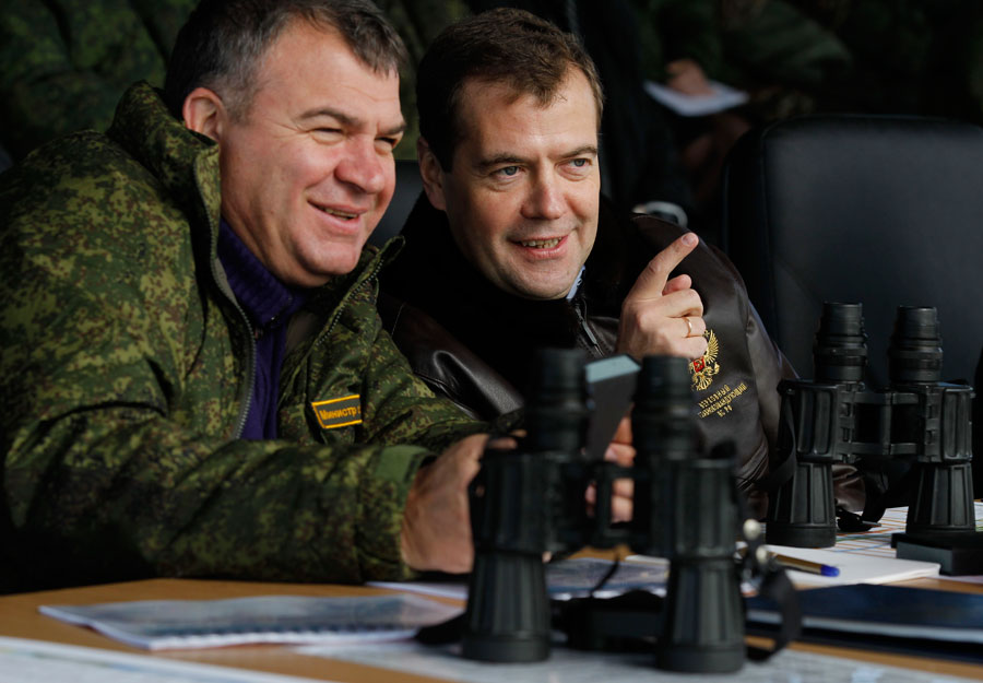 Министр обороны Анатолий Сердюков и президент РФ Дмитрий Медведев. © Дмитрий Астахов/ИТАР-ТАСС
