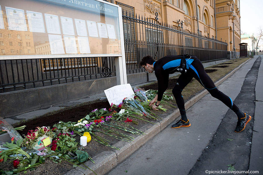 Спортсмен принес цветы к посольству США в Москве, скорбя по жертвам теракта в Бостоне. Фото: ©picnicker.livejournal.com