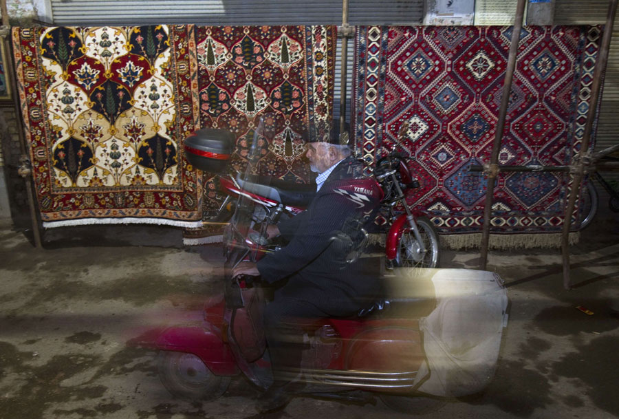 На рынке ковры продаются прямо под открытым небом. © MORTEZA NIKOUBAZL/Reuters