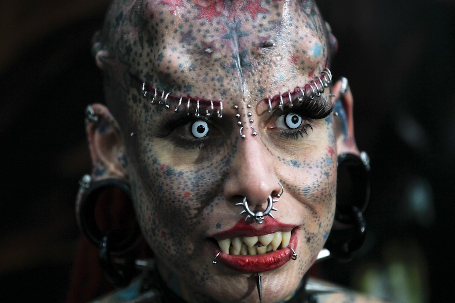 Участница выставки Expo Tattoo 2012 Venezuela в Каракасе 'женщина-вампир' Кристерна из Мексики. © Jorge Silva/Reuters