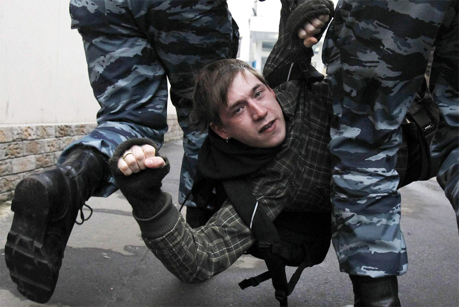 Задержание Дмитрия Путенихина у здания Тверского суда. © Денис Синяков/Reuters