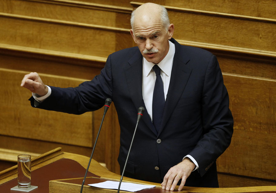 Йоргос Папандреус выступает перед греческим парламентом. © YIORGOS KARAHALIS/Reuters
