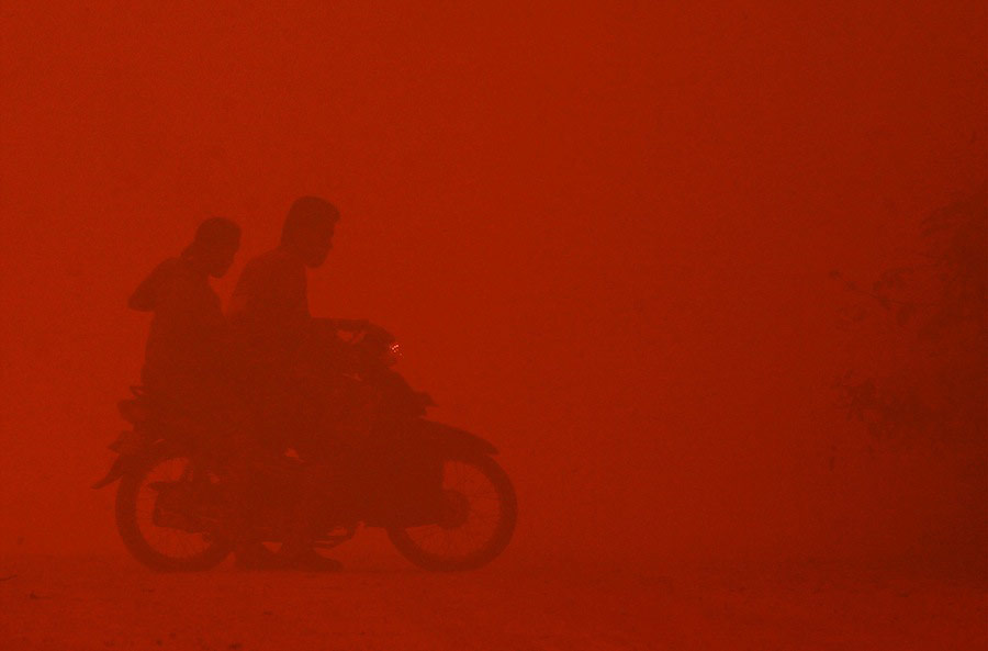 В результате горения торфа в индонезийской провинции Риау образовался сильный смог. © Beawiharta/Reuters