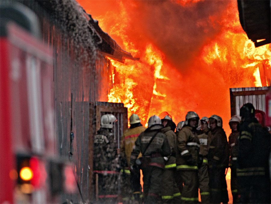Пожар на одном из складских помещений вещевого рынка «Таганский ряд» в Екатеринбурге. © Антон Буценко/ИТАР-ТАСС