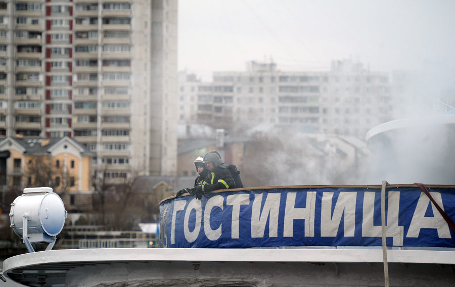 Пожарные на теплоходе «Сергей Абрамов». © Владимир Астапкович/РИА Новости
