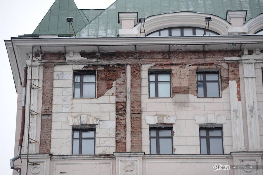 Строительные сетки на фасадах зданий в Москве. © Антон Белицкий/Ridus.ru