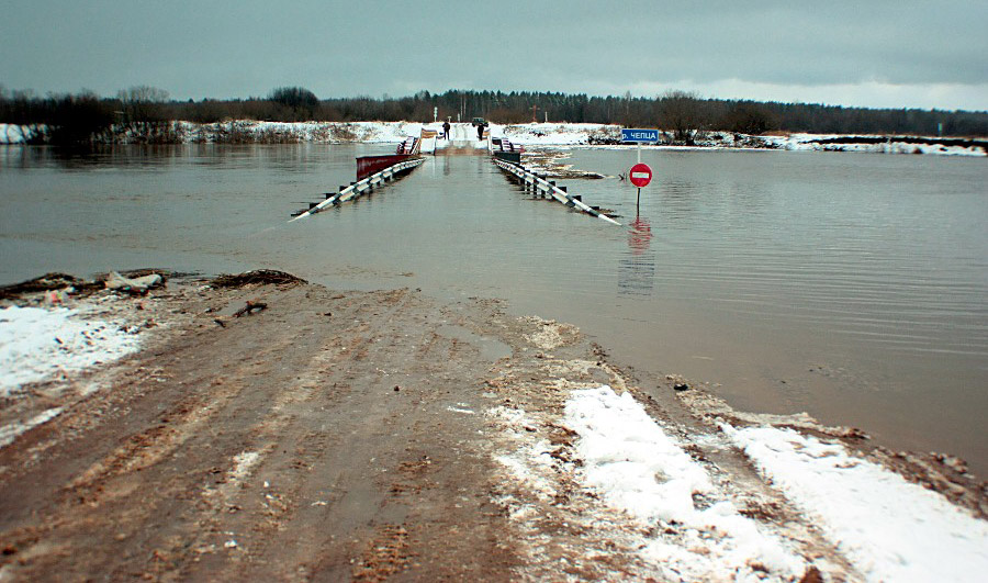 К 10 ноября вся эстакадная часть наплавного моста оказалась под водой © chepetsk.ru