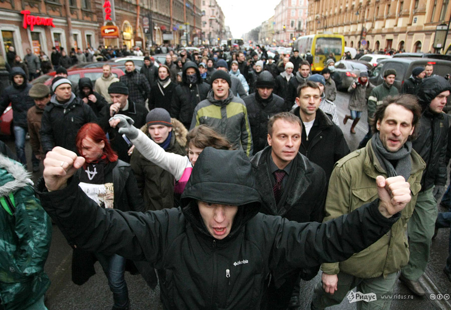 Колонна людей движется к месту проведения митинга. © Антон Тушин/Ridus.ru