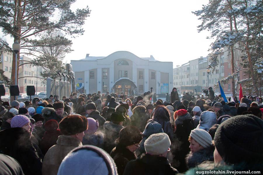 На митинг сторонников Путина собралось около 500 человек