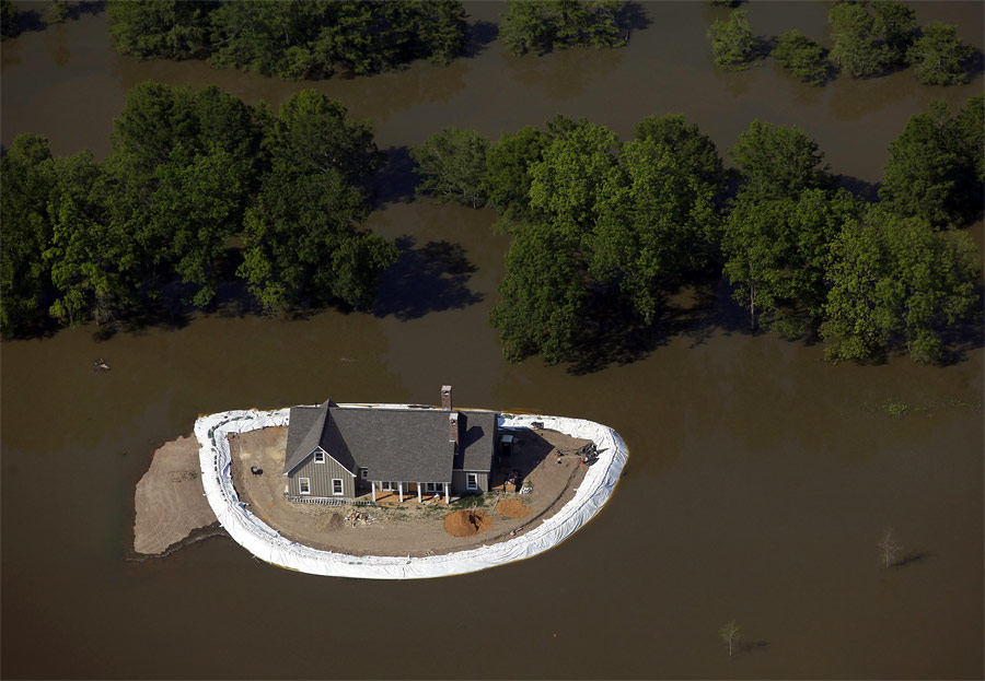 Дом, защищенный от вышедшей из берегов реки Миссисипи недалеко от города Язу-Сити. © Eric Thayer/Reuters