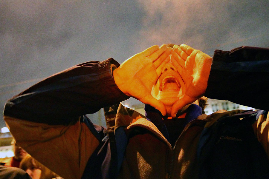 Сторонник Сергея Удальцова во время акции у здания мирового суда Тверского района Москвы. © Андрей Стенин/РИА Новости