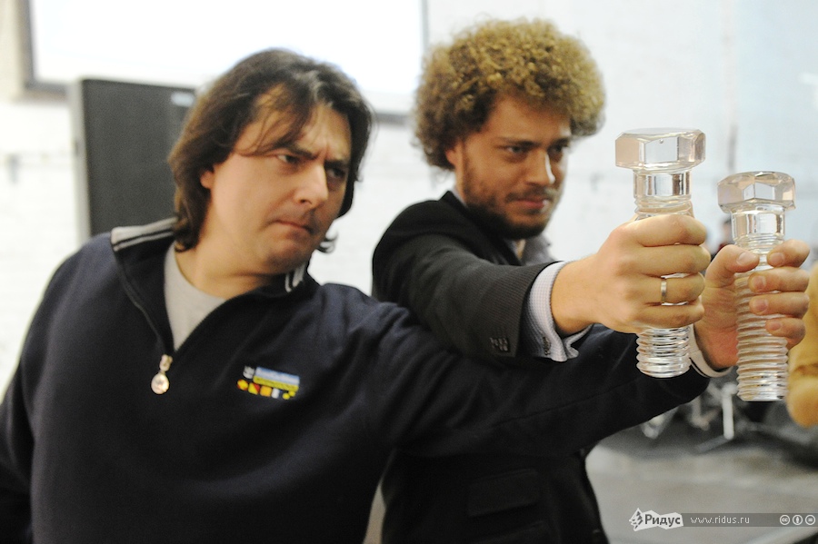 Блогеры Сергей Мухамедов и Илья Варламов позируют со «Стеклянными болтами». © Антон Белицкий/Ridus.ru