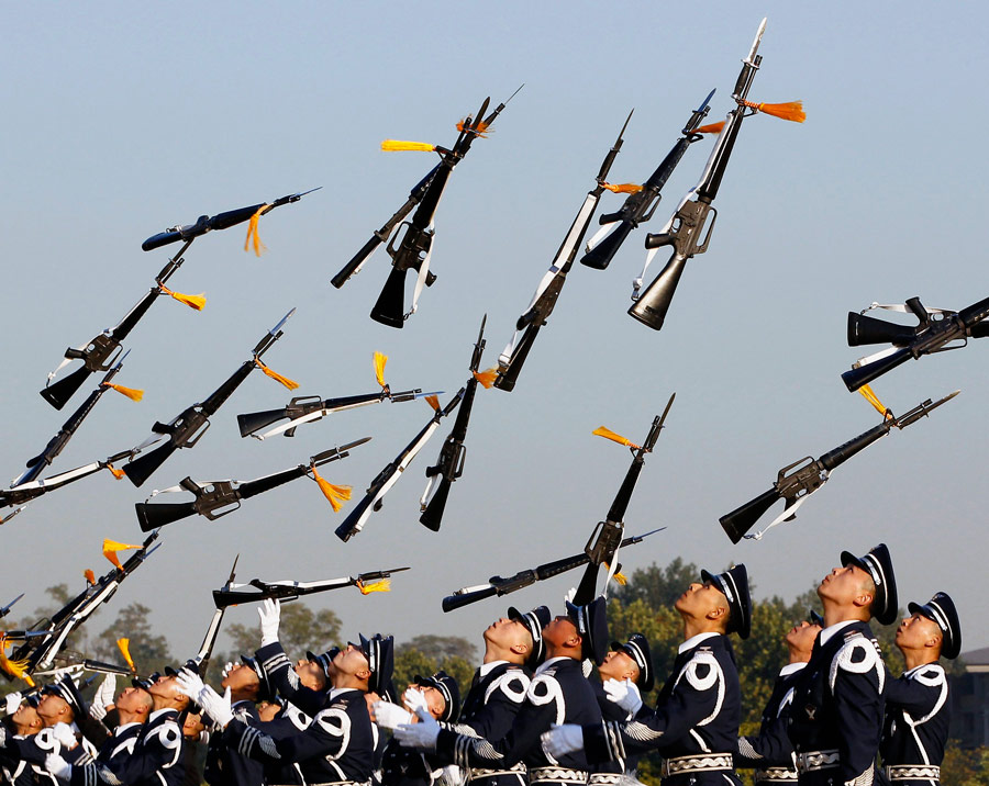 Южнокорейский почетный караул на церемонии встречи глав иностранных военных ведомств, прибывающих на Международную аэрокосмическую выставку в Сеуле. © Jo Yong-Hak/Reuters