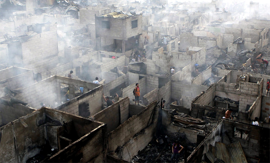 После пожара в районе Макати в Маниле. © Erik de Castro/Reuters