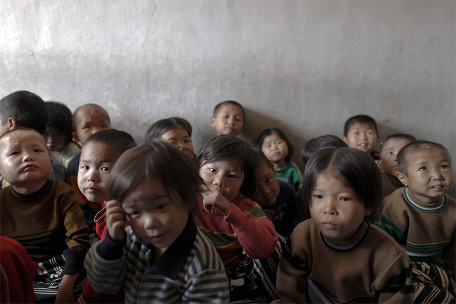 Сироты в одном из госпиталей провинции Хванхэ-Намдо перед медицинским обследованием. © Damir Sagolj/Reuters