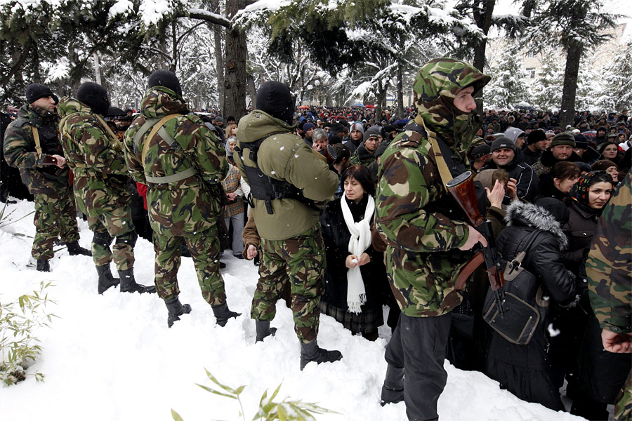 Военные на площади в Цхинвали. © Эдуард Корниенко/Reuters