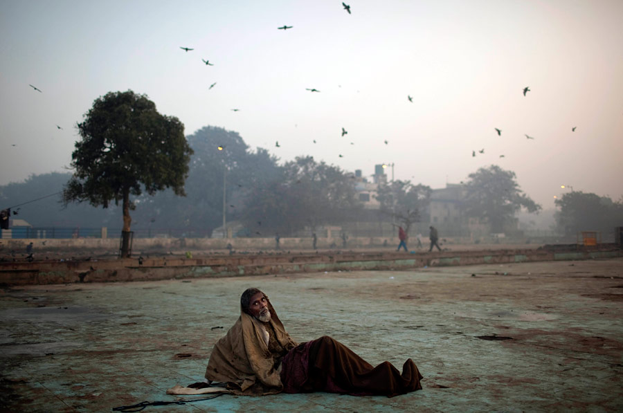 Индийские бездомные сильнее всех страдают от декабрьских холодов - по ночам температура опускается до 5 градусов тепла. © Kevin Frayer/AP Photo