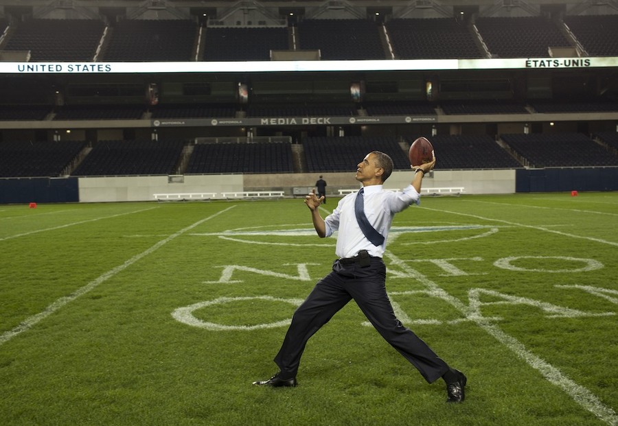 President_Barack_Obama_throws_a_football