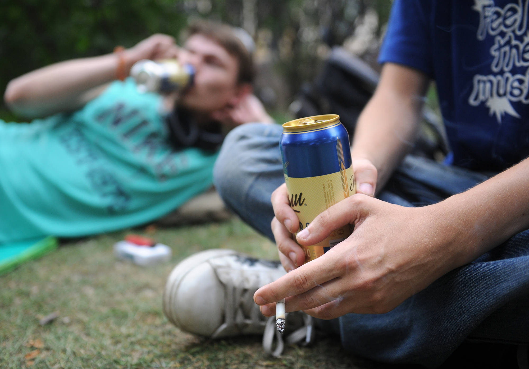 Распитие пива в общественном месте. Фото ИТАР-ТАСС / Валерий Шарифулин