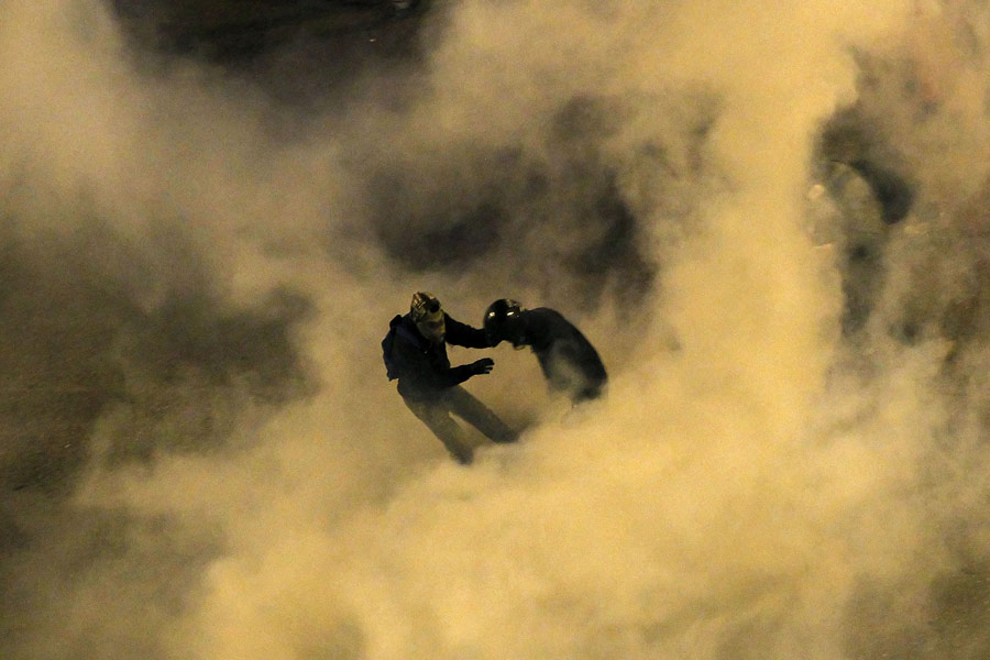 Для разгона митингующих у посольства США в Афинах греческая полиция применила слезоточивый газ. © Petros Giannakouris/Reuters