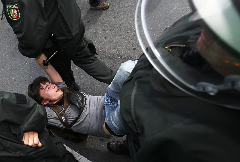 Полиция Дортмунда задерживает одного из демонстрантов. © Reuters