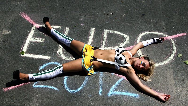 «FEMEN последовательно критикует УЕФА за политику спаивания и развращения болельщиков» © femen.livejournal.com