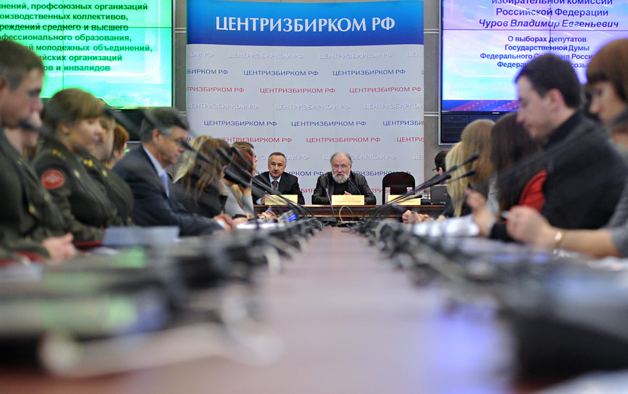 Председатель ЦИК РФ Владимир Чуров (в центре на дальнем плане). © Валерий Шарифулин/ИТАР-ТАСС