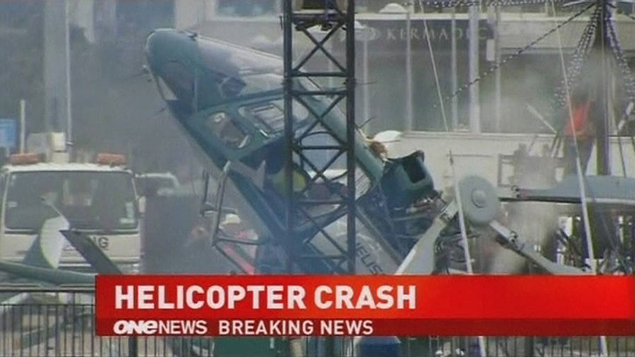Падение вертолета в Окланде, Новая Зеландия. REUTERS/Television New Zealand via REUTERS TV 