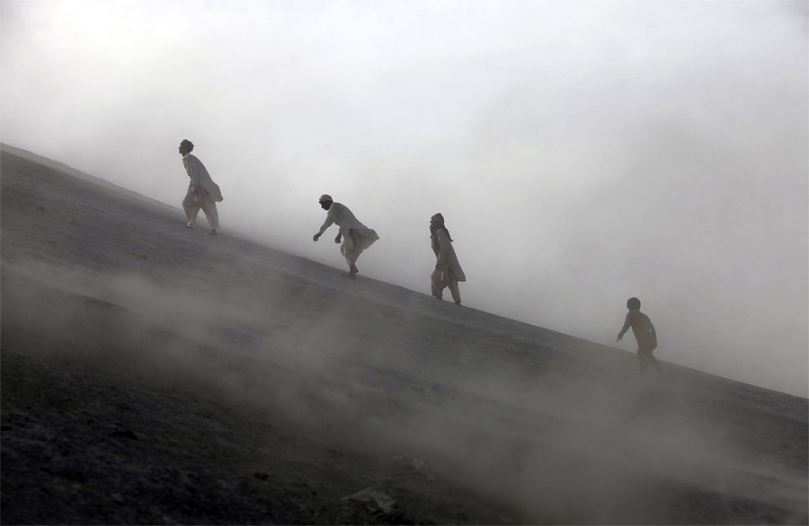 Пакистанские индуисты взбираются на грязевой вулкан в провинции Белуджистан во время религиозного ритуала. © Akhtar Soomro/Reuters