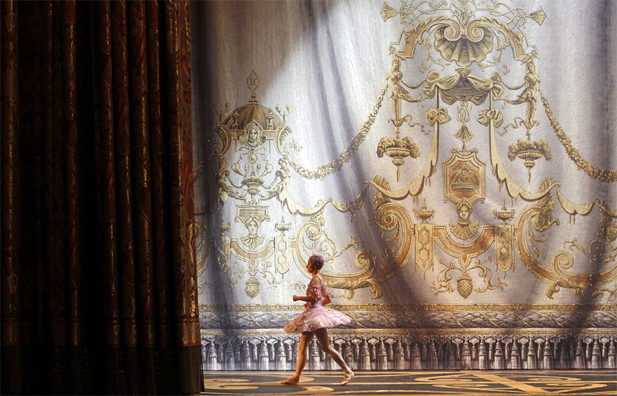 Балерина Большого театра Мария Алаш покидает сцену во время репетиции спектакля «Спящая красавица». © Денис Синяков/Reuters