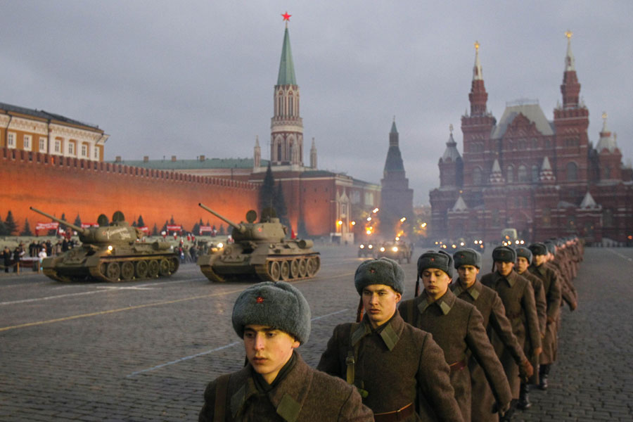 Танки на Красной площади. © Денис Синяков/Reuters