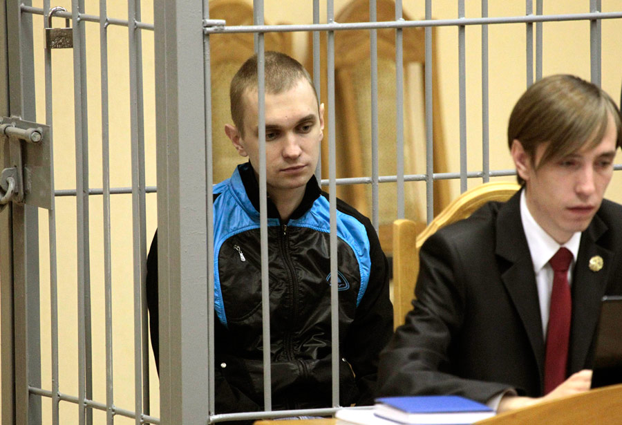 Дмитрий Коновалов (слева), один из обвиняемых по делу о взрыве в Минском метро 11 апреля (в центре), в зале суда.© Vasily Fedosenko/Reuters