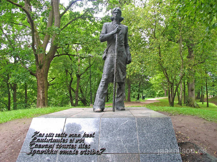 Памятник Кристьяну Яаку Петерсону в Тарту. Источник: jaaknilson.photoshelter.com