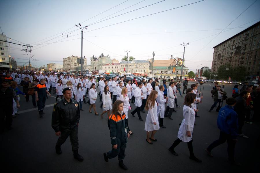 Факельное шествие студентов Московского государственного медико-стоматологического университета на Садовом кольце