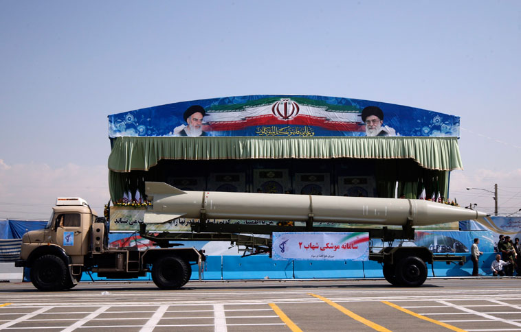 Зенитно-ракетный комплекс Шахаб-2. Его название переводится с арабского как Метеор. Радиус действия этих ракет составляет до 700 километров. © Stringer/Reuters