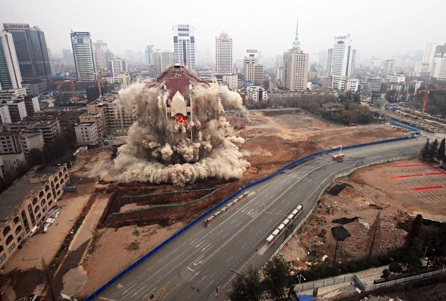 Снос бывшего здания мэрии города Куньмин китайской провинции Юньнань. © China Daily/Reuters