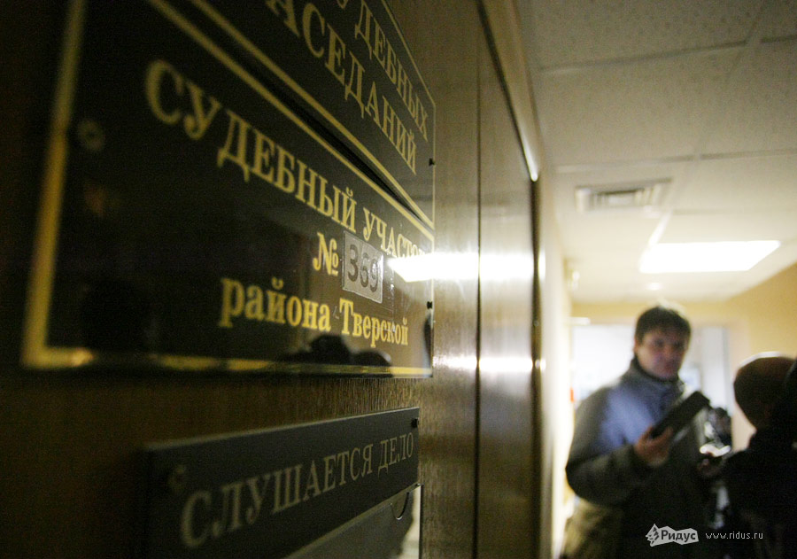 В коридоре здания Тверского Суда, где дает показания Алексей Навальный. © Антон Тушин/Ridus.ru