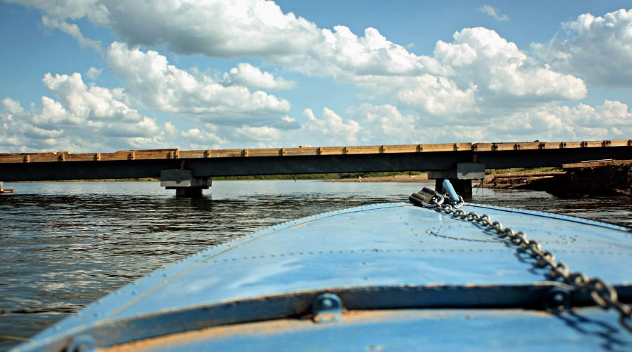 Уже летом высота моста была такой, что лодки под ним проходили с трудом. И не все © chepetsk.ru
