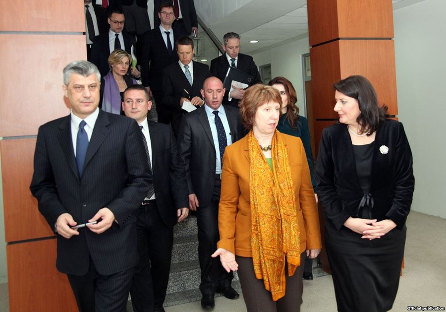 Кэтрин Эштон и Хашим Тачи выходят к журналистам после парафирования договора с сербской стороной. Источник - Радио Свободная Европа - www.rferl.org